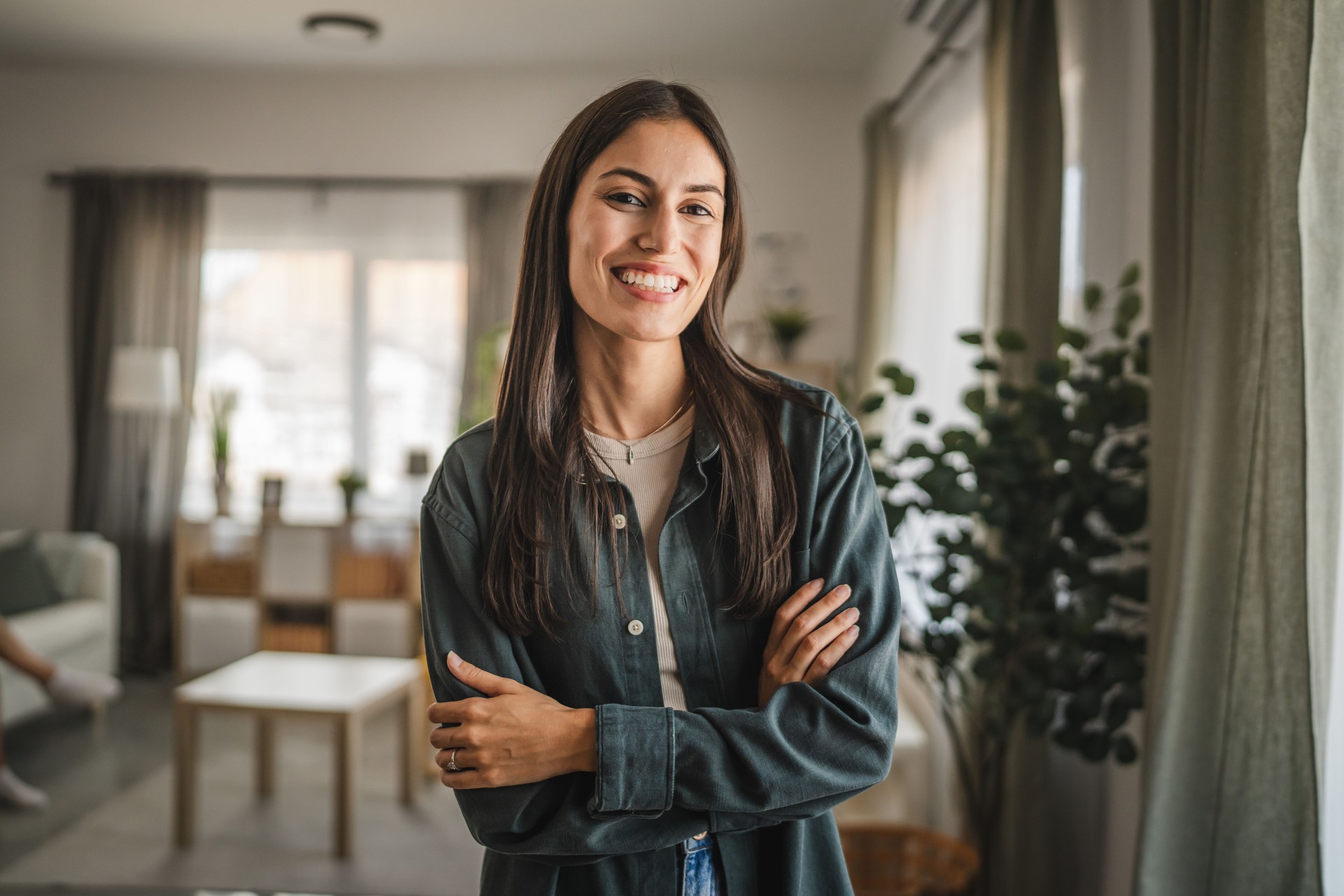 Portrait de jeunes femmes adultes se tiennent debout et sourient à la maison