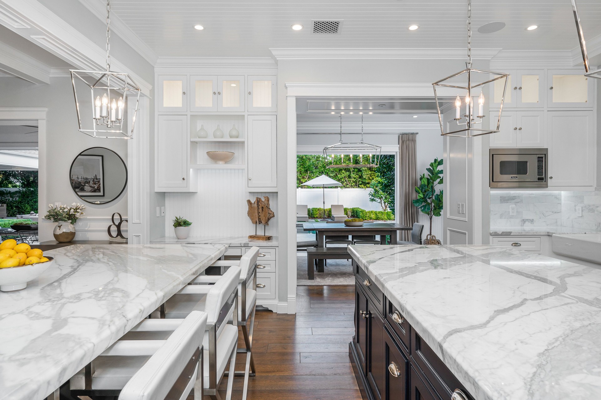 Cuisine en marbre avec un îlot blanc et des chaises dans une maison neuve à Encino, en Californie
