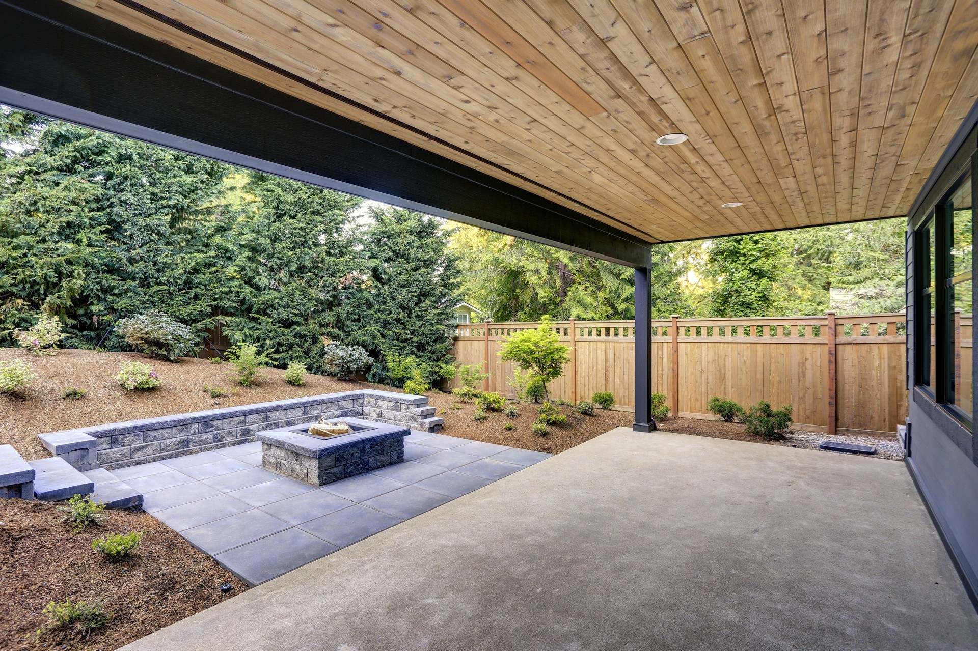 Nouvelle maison moderne dispose d’un jardin avec patio